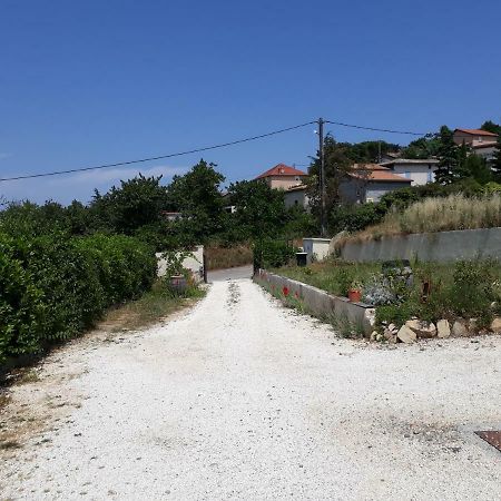 Guest House Domaine Des Grouilleres Saint-Clair-du-Rhone Exterior photo